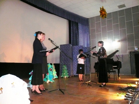 Клиросный хор храма исполняет рождественские песнопения